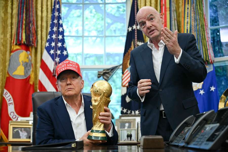 Donald Trump, con la Copa del Mundo junto a Gianni Infantino