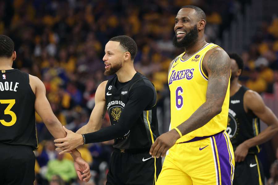 Lakers pokonują Warriors na otwarcie serii, Knicks wyrównali stan pojedynku z Heat