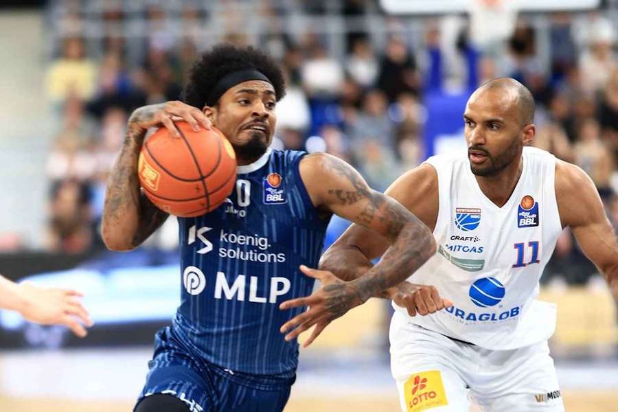 Michael Weathers zieht zum Korb.
