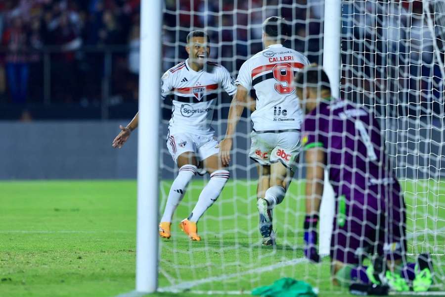 Calleri comemora o segundo gol do São Paulo sobre o Coelho