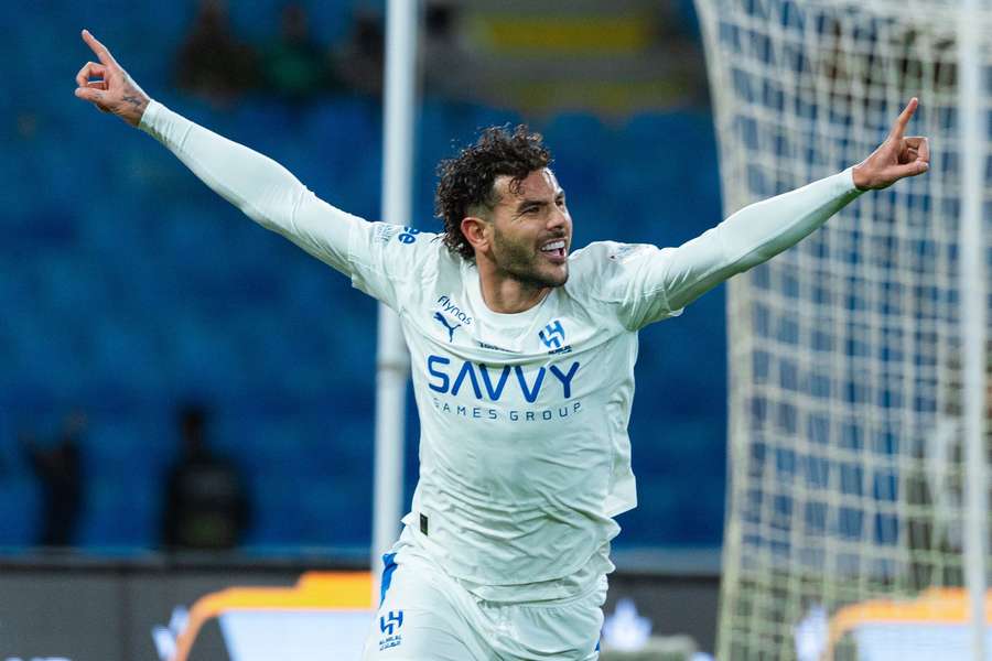 Theo Hernández fez os dois gols da vitória do Al-Hilal