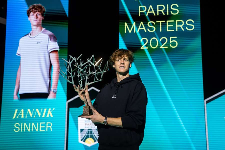 Jannik Sinner cu trofeul de la Paris