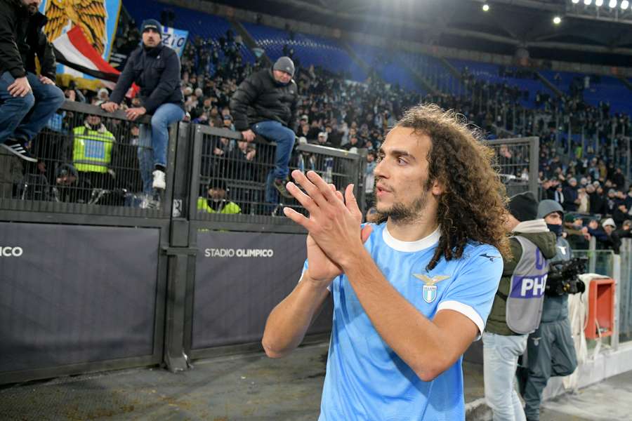Mattéo Guendouzi salue les supporters de la Lazio.