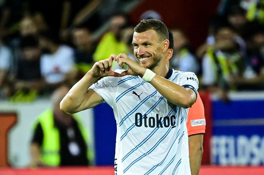 Edin Dzeko was drie keer trefzeker voor Fenerbahce