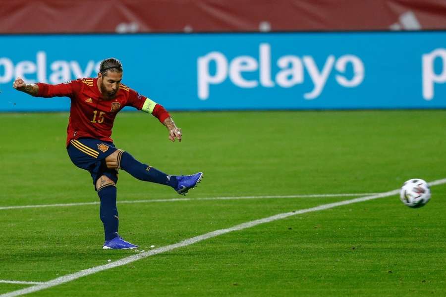 Sergio Ramos ejecuta un penalti con La Roja