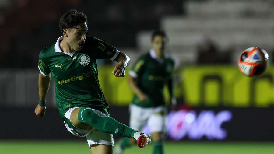 Maurício tocou por cobertura e fez o primeiro gol do Palmeiras