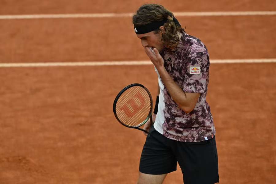 Stefanos Tsitsipas usnadnil Carlosu Alcarazovi postup.