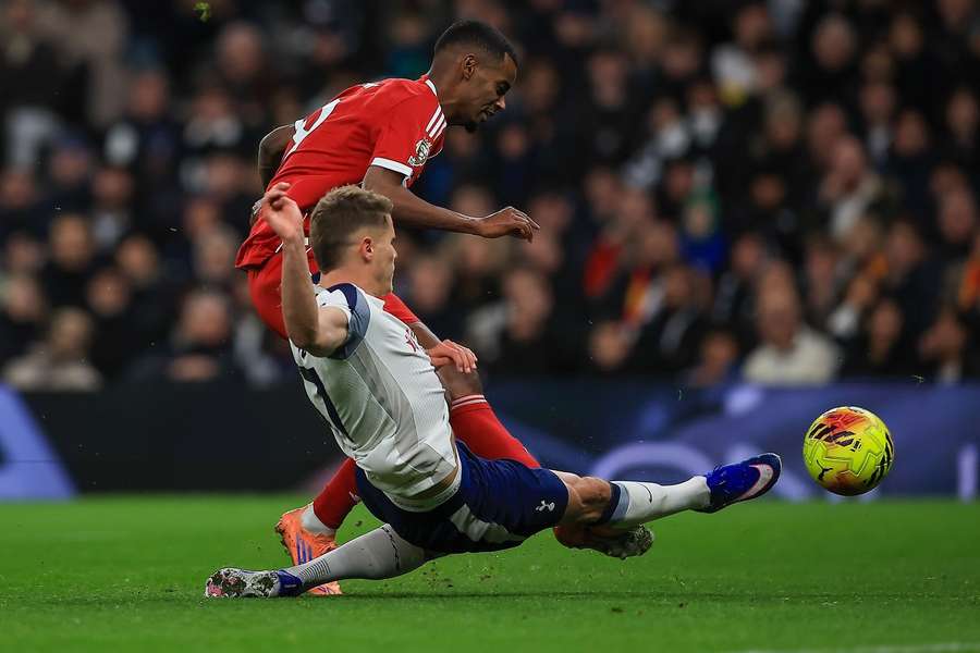 Van de Ven próbował powstrzymać Isaka przed zdobyciem bramki.