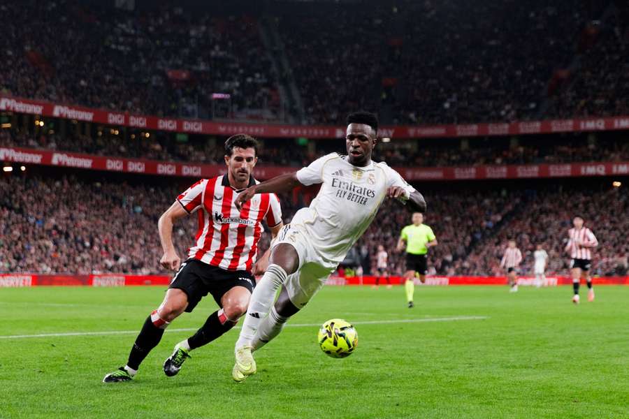 Vivian ante Vinícius, en el partido de ida