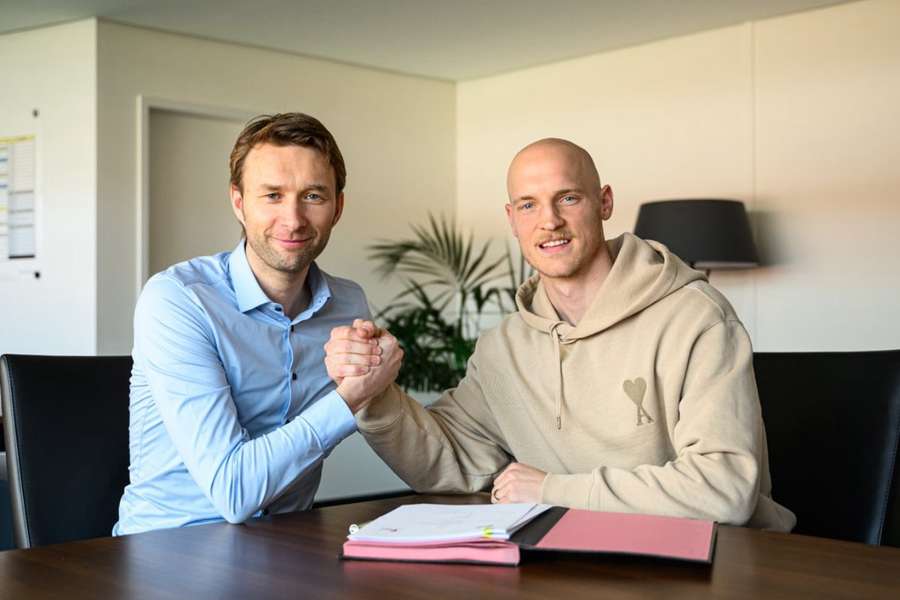 Niklas Lomb při podpisu nové smlouvy.