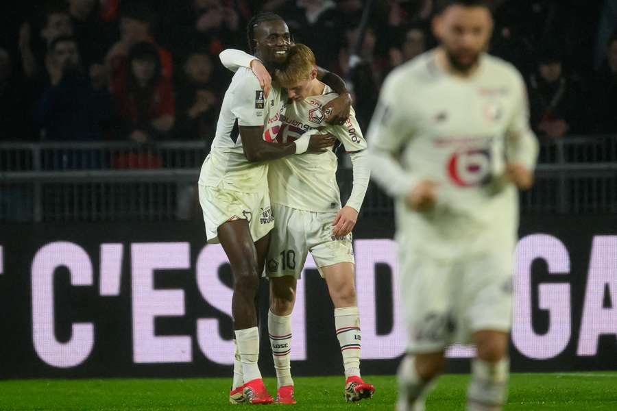 Hakon Arnar Haraldsson célèbre son but avec ses coéquipiers lors de la victoire de Lille à Rennes en Ligue 1, au Roazhon Park.