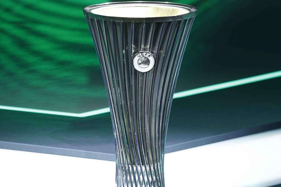 Die Trophäe der Conference League wird am 29. Mai 2025 vergeben