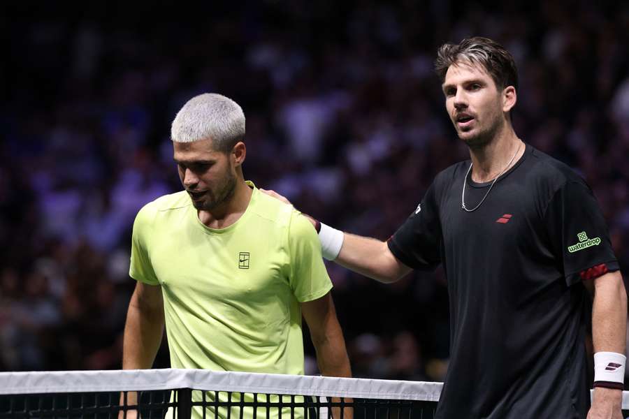 Niespodziewana porażka Carlosa Alcaraza w Paryżu. Lider rankingu poległ z Norrie'm Niespodziewana porażka Carlosa Alcaraza w Paryżu. Lider rankingu poległ z Norrie'm