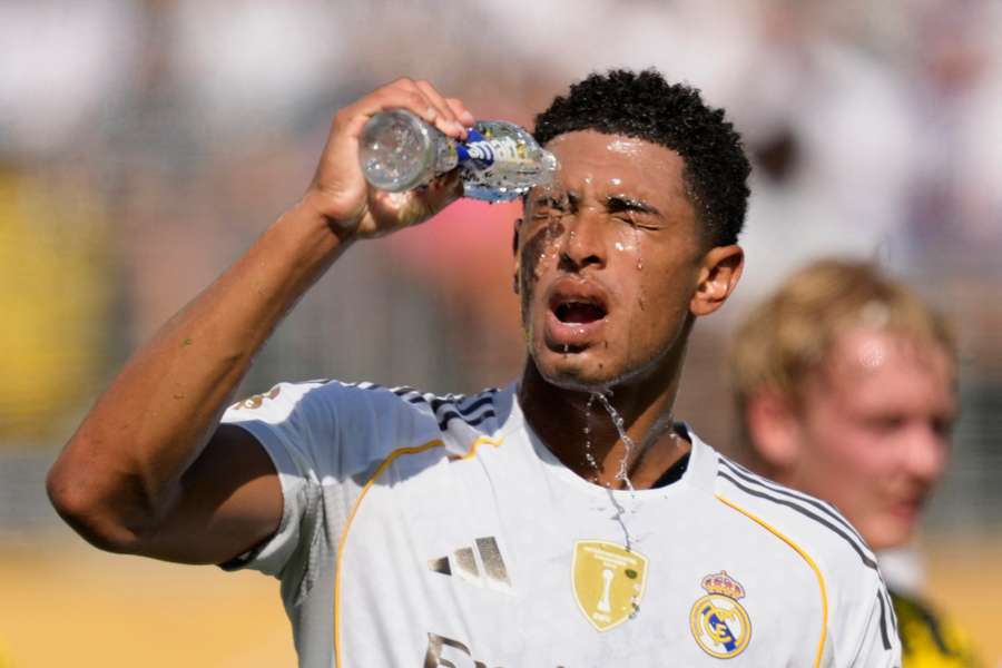 Real Madrid's Jude Bellingham pours water over his face because of the intense heat during the 2025 Club World Cup in New Jersey Real Madrid's Jude Bellingham pours water over his face because of the intense heat during the 2025 Club World Cup in New Jersey