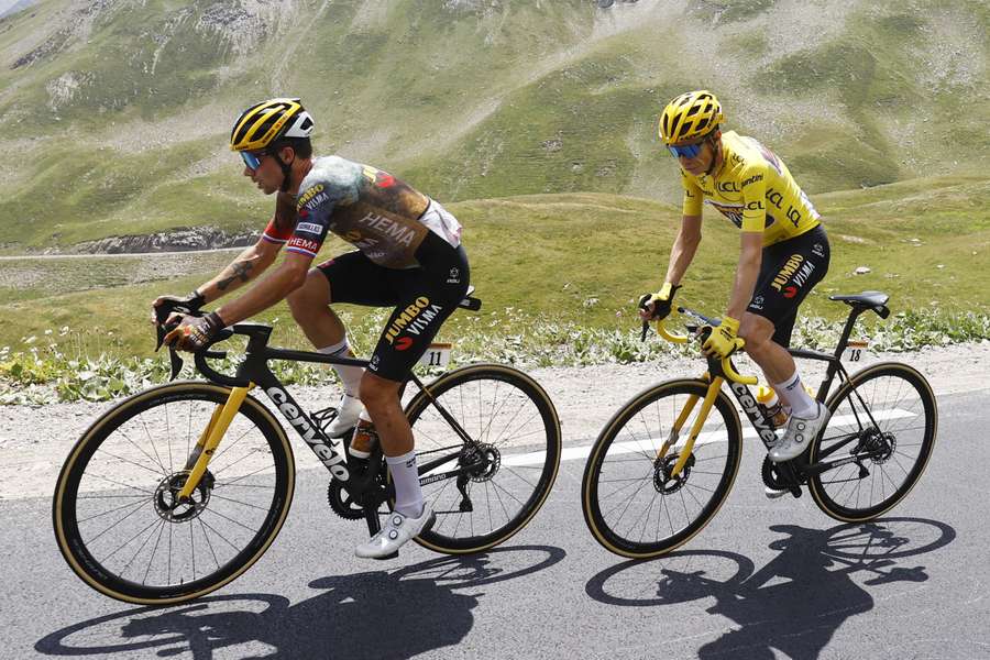 Primoz Roglic (L) en Jonas Vingegaard tijdens de Tour