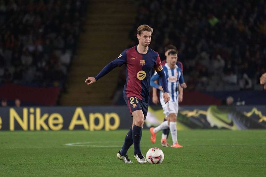 Cruyff admits "interesting offers" for Barcelona midfielder De Jong