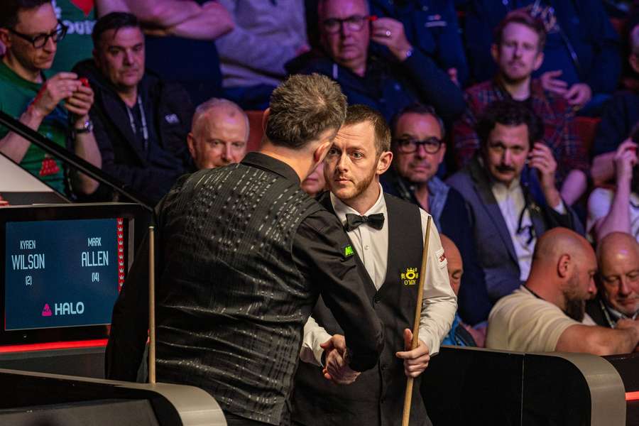 Kyren Wilson (vorne) und Mark Allen (hinten) liefern sich ein wildes Match.