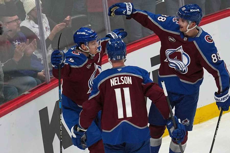 Mackinnon se raduje se spoluhráči Nelsonem a Nečasem.