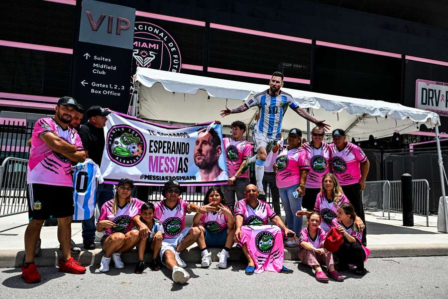 Un gruppo di fan in attesa di Leo Messi