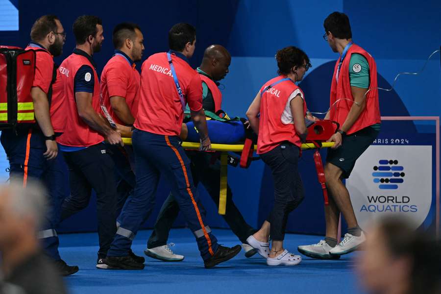 Tamara Potocka foi retirada da piscina olímpica de La Defense com assistência respiratória