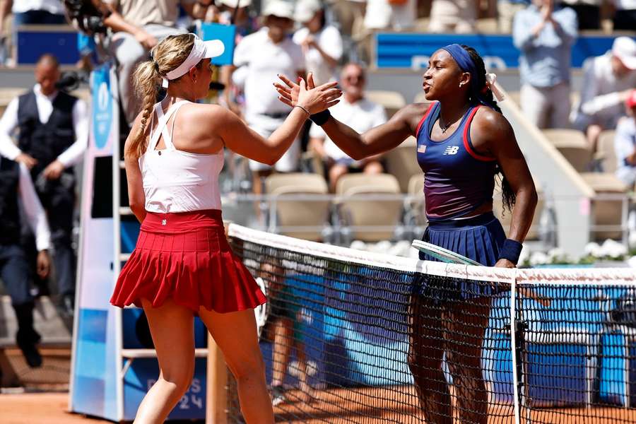 Gauff e Vekic abraçam-se