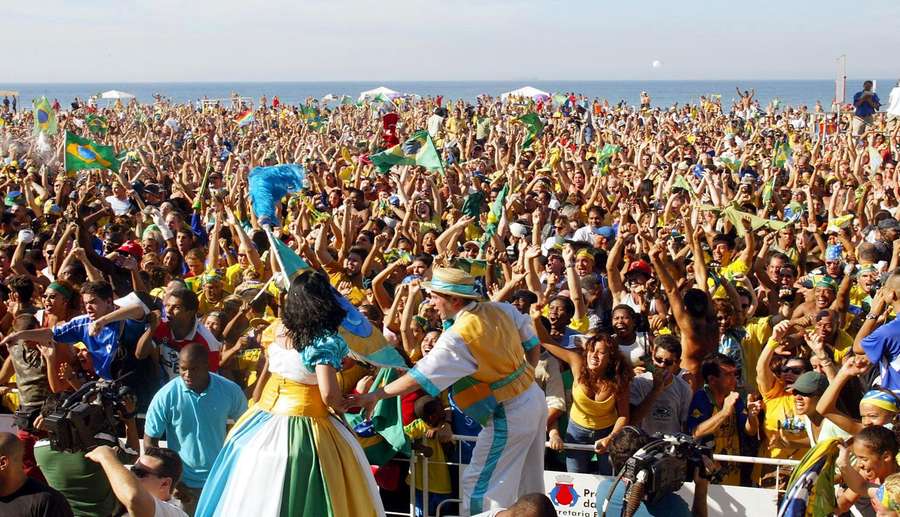 Comemoração ainda pela manhã, em Copacabana, após o Brasil vencer a Copa de 2002 Comemoração ainda pela manhã, em Copacabana, após o Brasil vencer a Copa de 2002