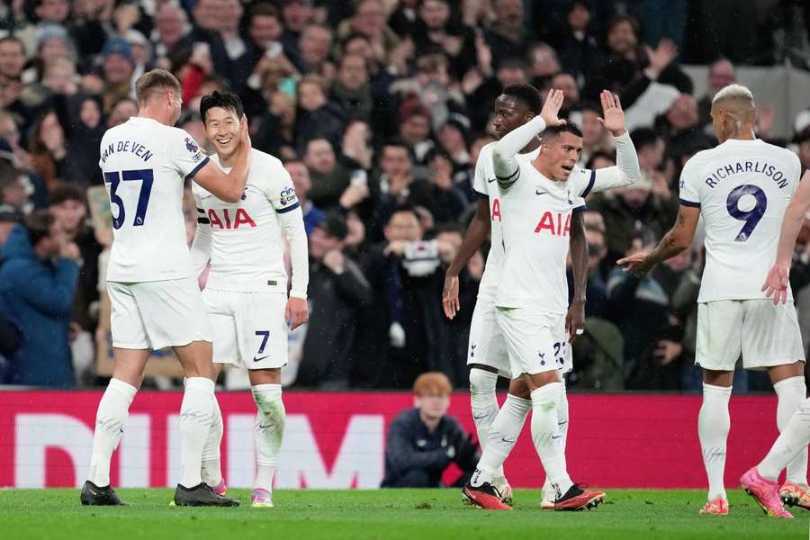 La gioia dei giocatori del Tottenham dopo il gol di Son.
