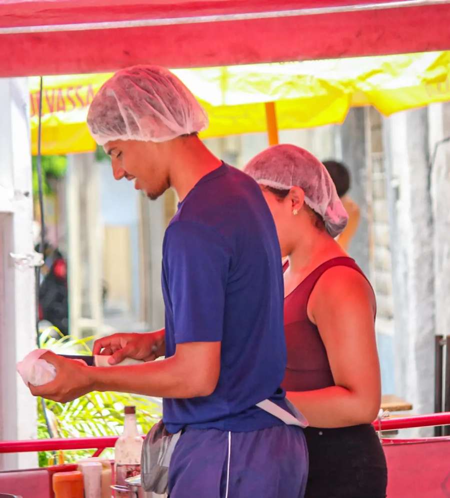 Túlio e sua esposa vendendo salgados em 2025