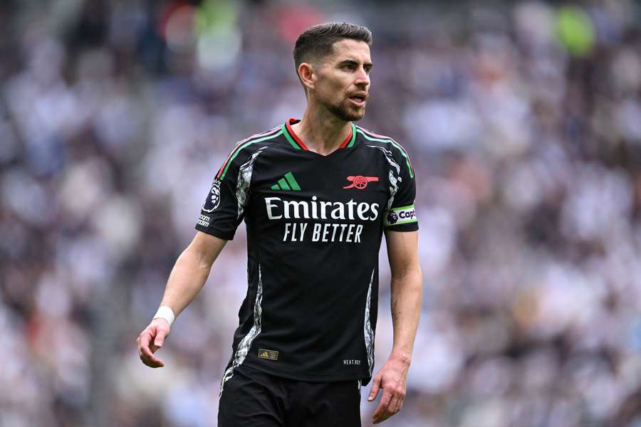 Il centrocampista dell'Arsenal Jorginho in azione contro il Tottenham