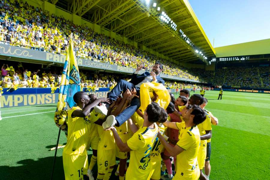 Raúl Albiol, manteado por sus compañeros del Villarreal