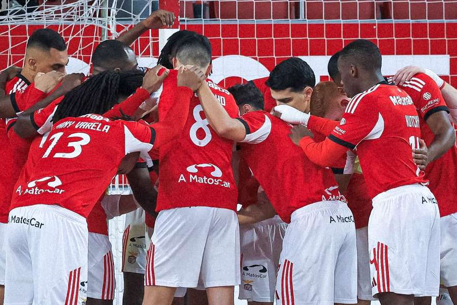 Jogadores do Benfica celebram mais uma vitória Jogadores do Benfica celebram mais uma vitória