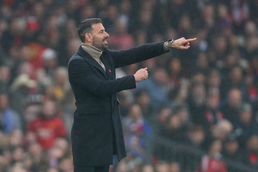 Van Nistelrooy issues instructions on the touchline