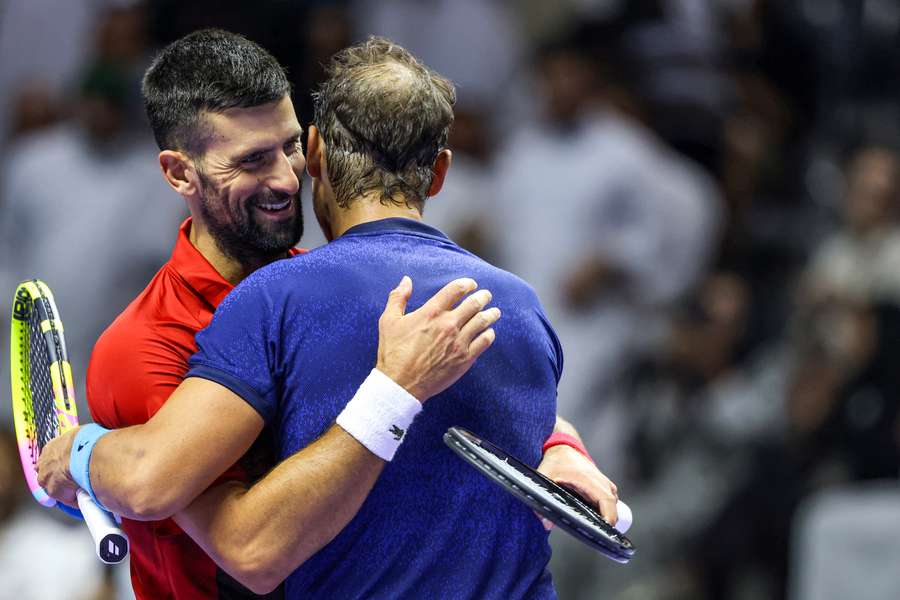 Djokovic abbraccia Nadal al termine della finale per il terzo posto a Riad