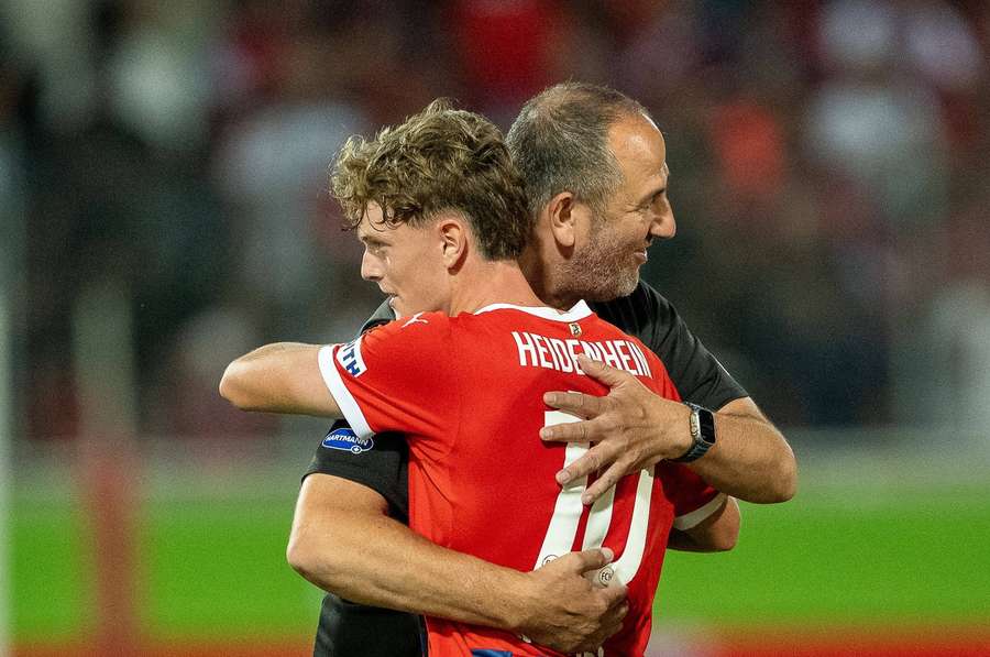 Heidenheim-Trainer Frank Schmidt umarmt seinen Schützling Paul Wanner.