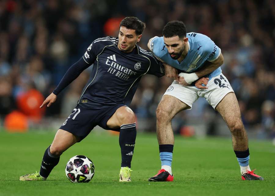Brahim protege el balón ante Aït-Nouri