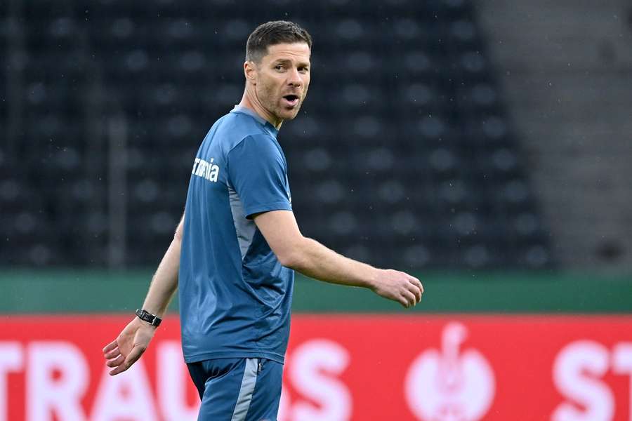 Xabi Alonso leitet das Training bei Bayer 04.