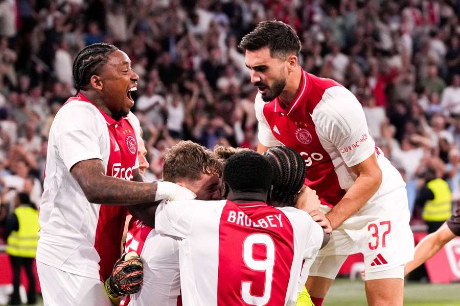 Ajax zegevierde over Panathinaikos na een 34 strafschoppen tellende penaltyserie