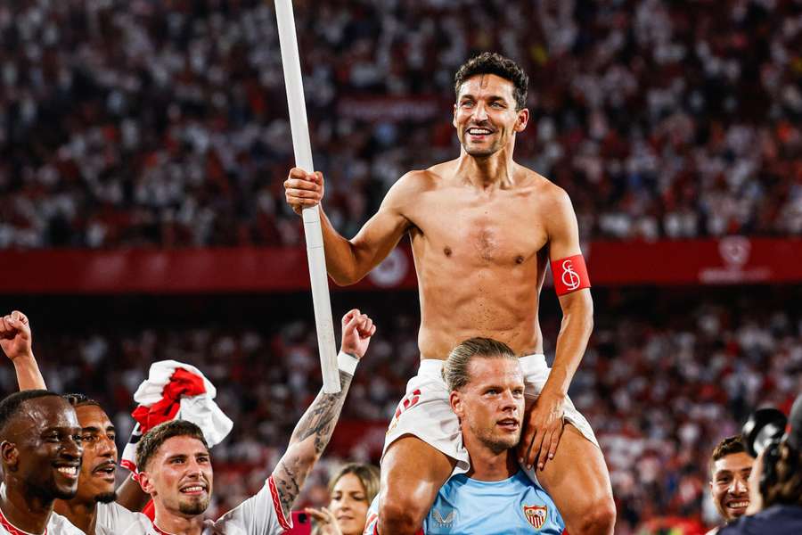 Jesús Navas, nos ombros de Orjan Nyland, após o final do jogo