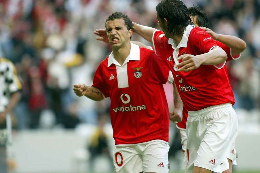 Simão e Nuno Gomes festejam pelo Benfica