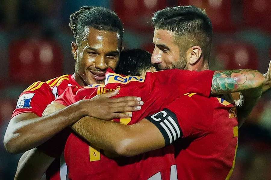 Nené festeja com os companheiros o golo que valeu a vitória