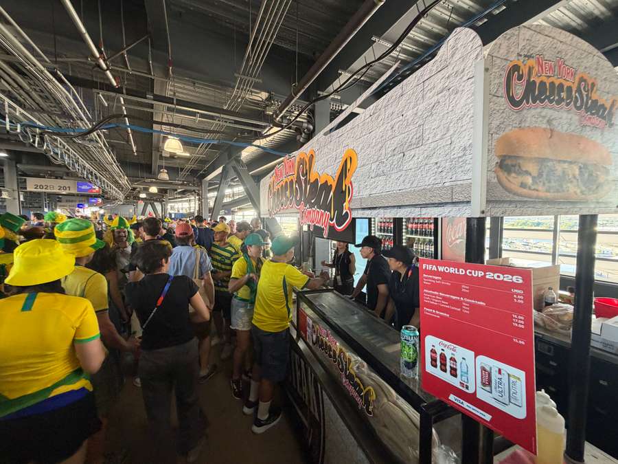 Torcedores lotam filas para comprar lanches no intervalo dos jogos da Copa