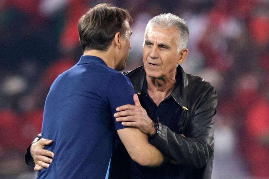 Carlos Queiroz, selecionador de Omã, abraça Lopetegui, técnico do Catar