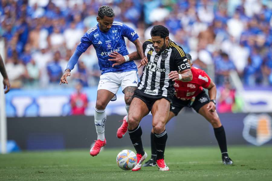 Matheus Pereira e Hulk, dois personagens do clássico mineiro neste domingo (18) Matheus Pereira e Hulk, dois personagens do clássico mineiro neste domingo (18)