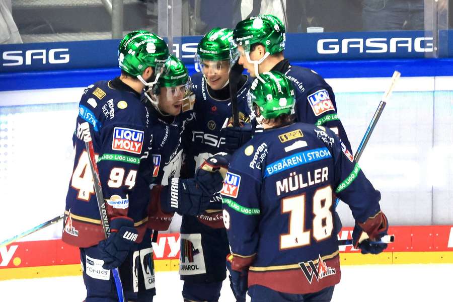 Die Eisbären Berlin haben den dritten DEL-Sieg der neuen Saison gefeiert. Die Eisbären Berlin haben den dritten DEL-Sieg der neuen Saison gefeiert.