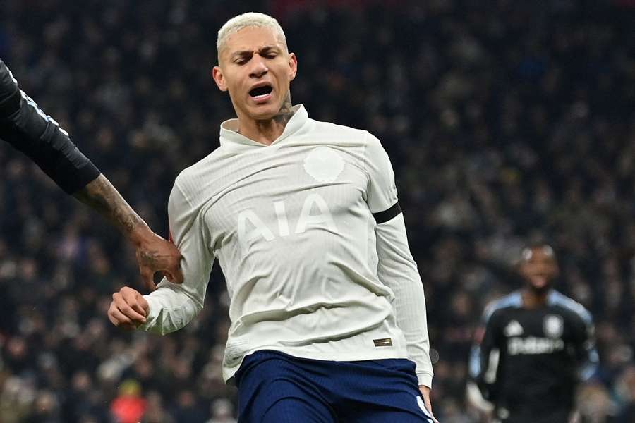 Richarlison saiu lesionado na coxa esquerda