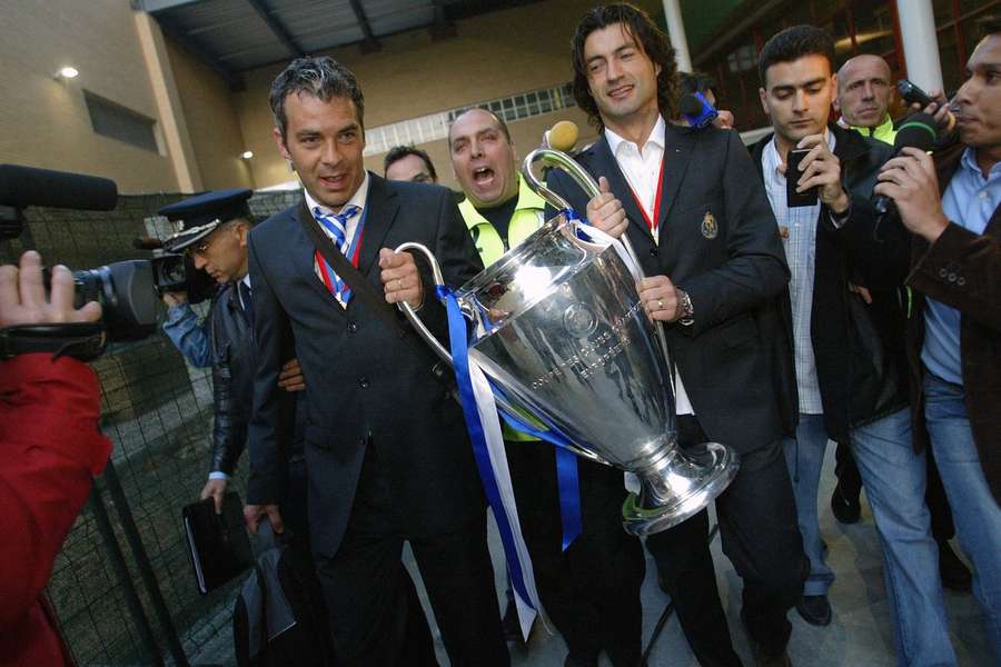 Jorge Costa e Vítor Baia com o troféu da Liga dos Campeões Jorge Costa e Vítor Baia com o troféu da Liga dos Campeões