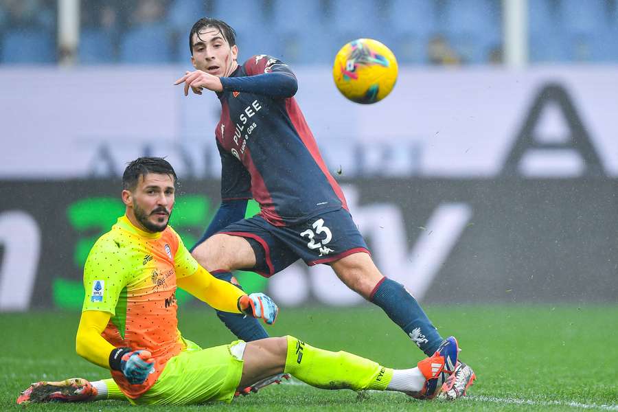 Fabio Miretti osserva il pallone dopo il suo tiro verso la porta