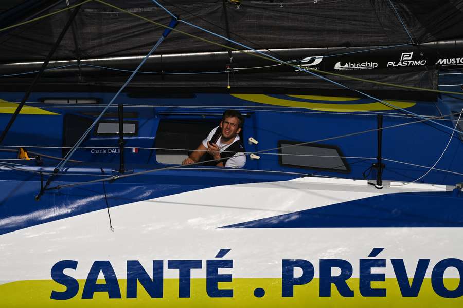 Charlie Dalin cruza el ecuador liderando la regata Vendée Globe