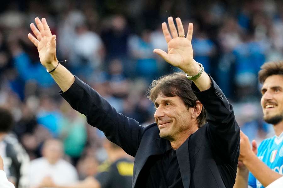 Antonio Conte ya es oficialmente exentrenador del Nápoles