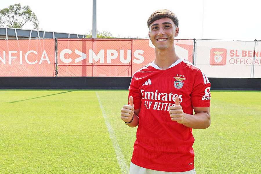 Tomás Soares prolonga ligação às águias